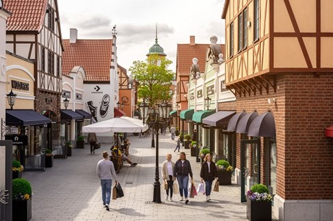  A street with stores in the Designer Outlet Neumünster