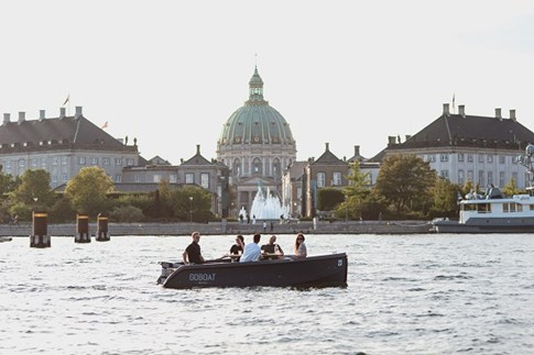 A GoBoat in front of Amalienborg in Copenhagen 