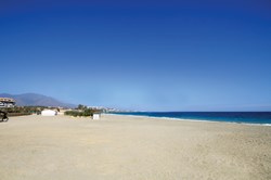 A sandy beach in La Duquesa