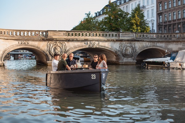 Group og friends in a GoBoat