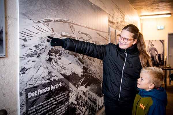 A girl pointing at the first ice artwork at the museum Iskunsten