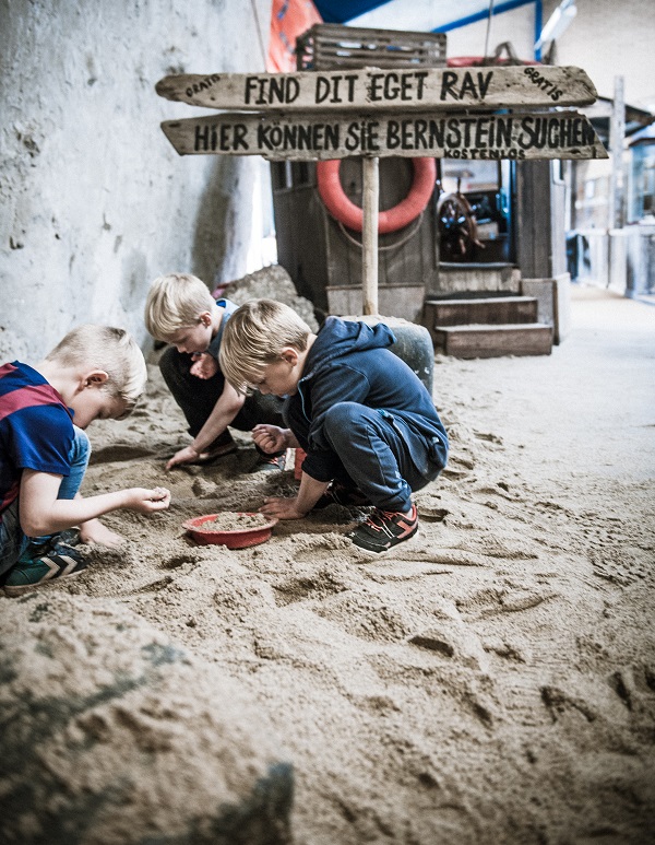 Children search for amber at JyllandsAkvariet in Thyborøn