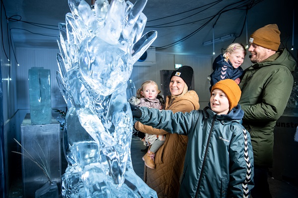 A family of five looks at an ice sculpture at the museum Iskunsten
