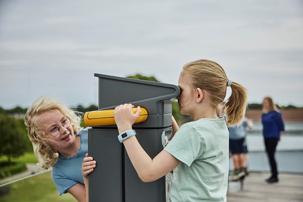 Children look through binoculars at Museum Kongernes Jelling