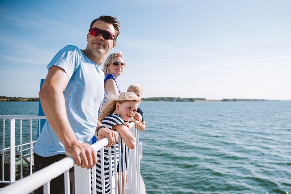 A family at the railing of the Nordals ferry Bitten